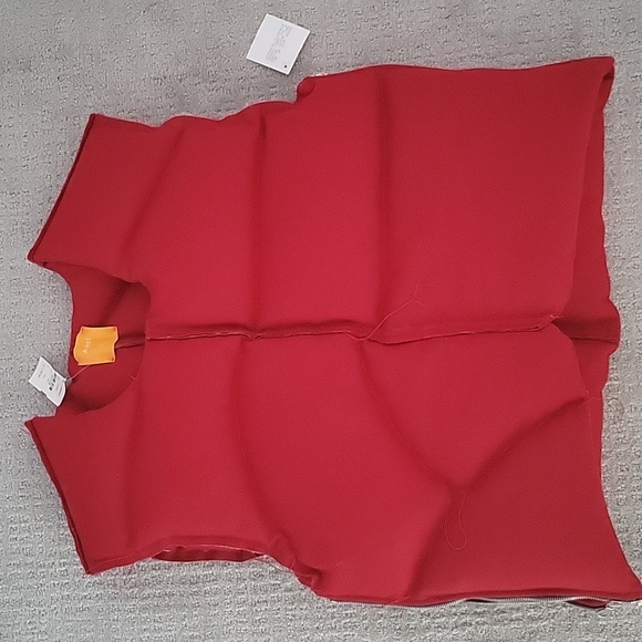 AIREISSENSE Exclusive Red Padded Vest - Picture 2 of 6